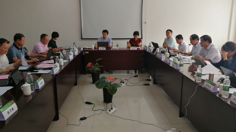 展会上的设备光鲜亮丽，材质却藏着成本与合规的博弈